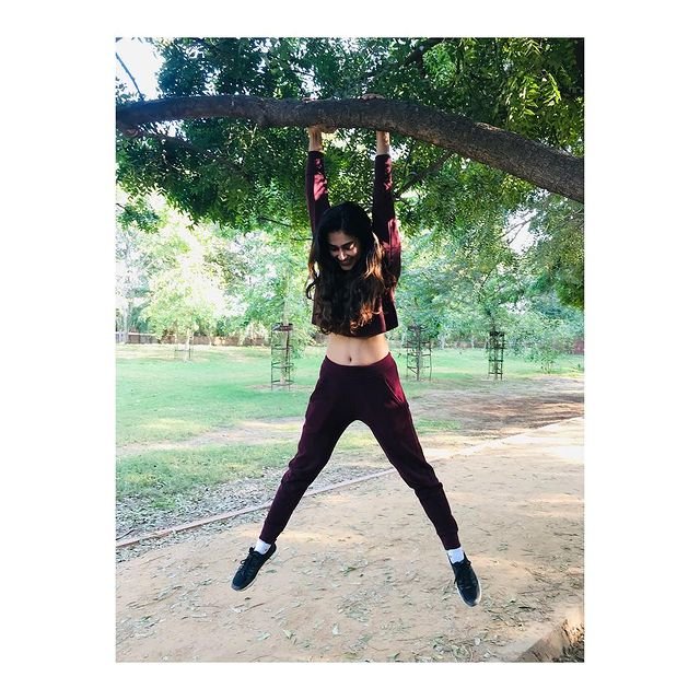 Akanksha Singh Hot Photoshoot Stills Revealing Her Sexy Navel and Curves