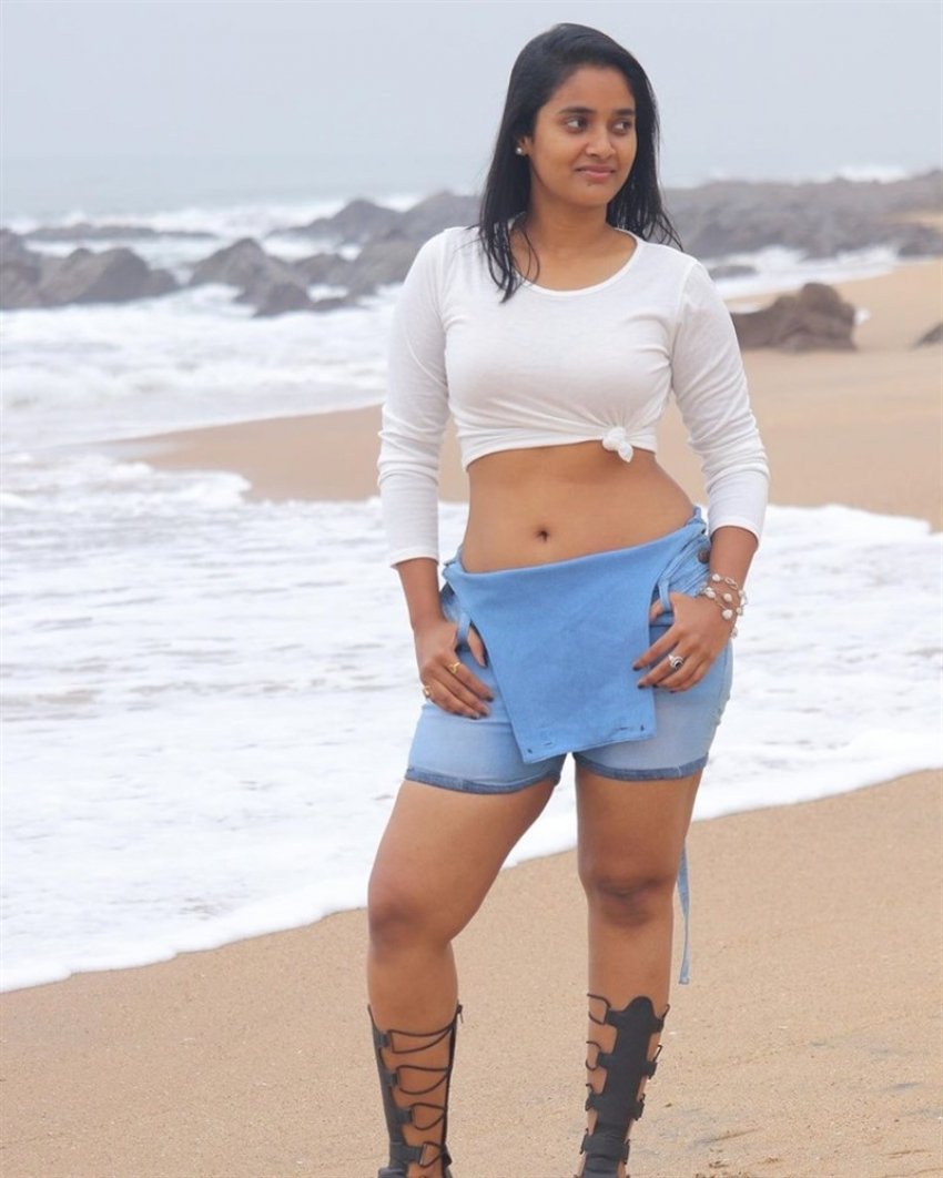 Hot South Telugu Actress Sowmya Shetty in Crop Top showing her Bold Curvy bellybutton and Navel
