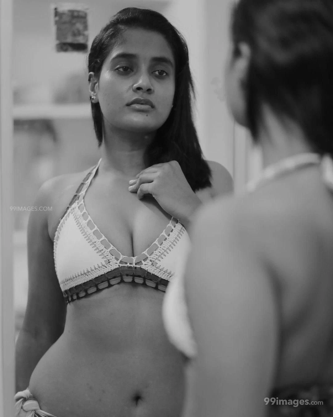 Telugu Actress Sowmya Shetty Bold Treat in Bikini pics Flaunting her Curves Showing Navel/bellybutton